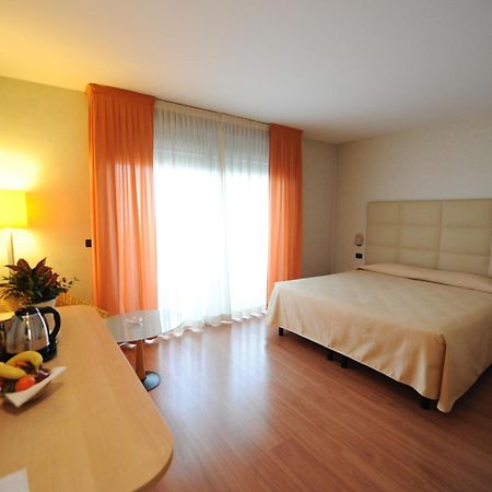 Hotel Donatello Імола Екстер'єр фото