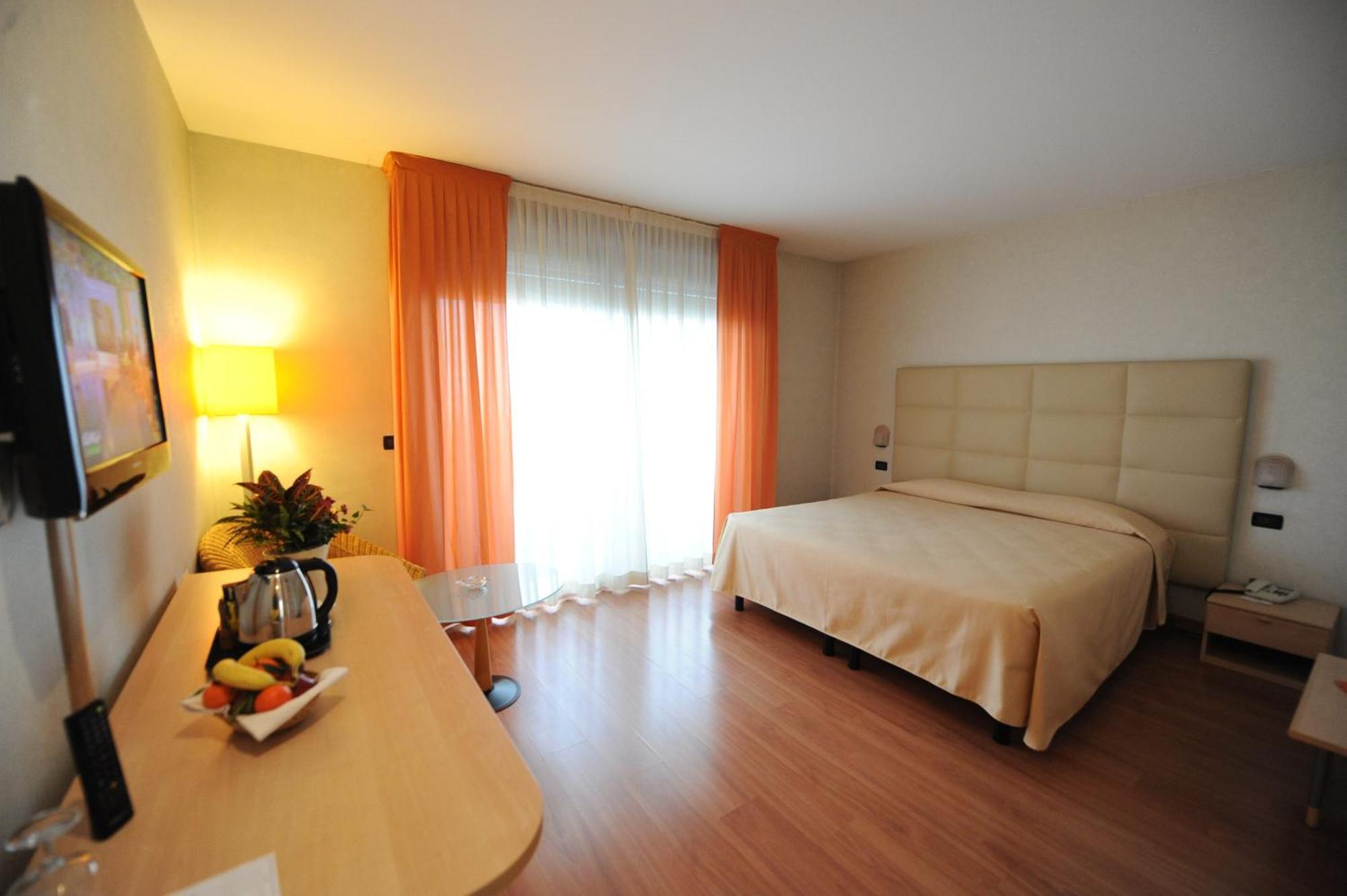 Hotel Donatello Імола Екстер'єр фото